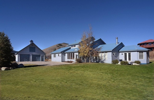 Saddlehorn Retreat/4 Bed Family Home less than Half a Mile to Skiing/Hot tub!