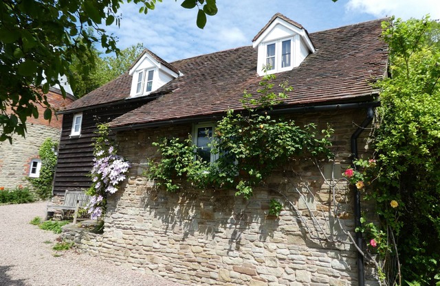 Saddlestones Cottage - sleeps 4 guests in 2 bedrooms