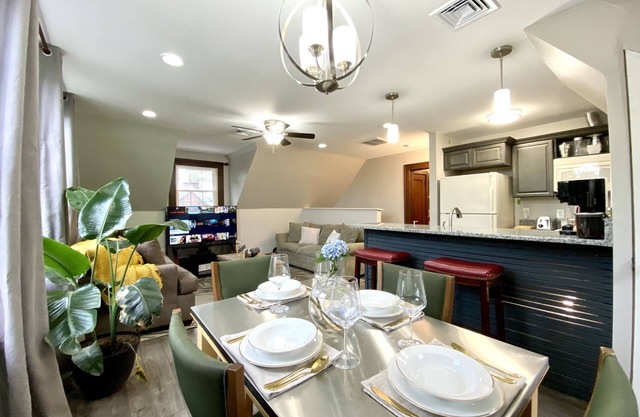 Safe & Trendy Historic Midtown 3rd Floor Riverview Apartment