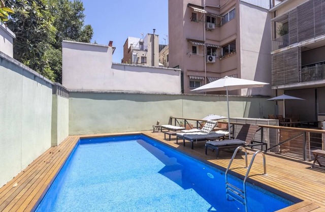 Sagrada Familia: Flat with pool & terrace, for 6