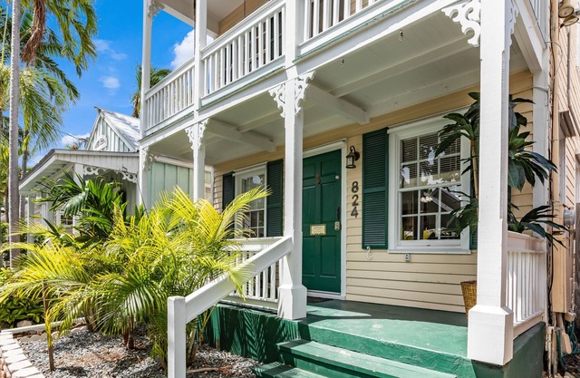SAILOR HOUSE ~ Charming 2 Bedroom, 1.5 Bathroom Just Steps to Duval St!