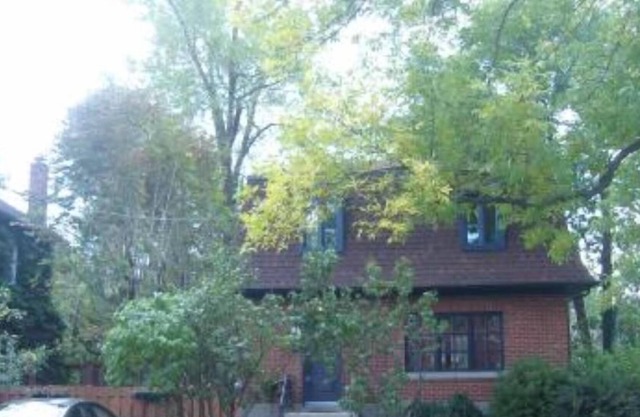 Saint Lambert: House / Villa - Saint-Lambert