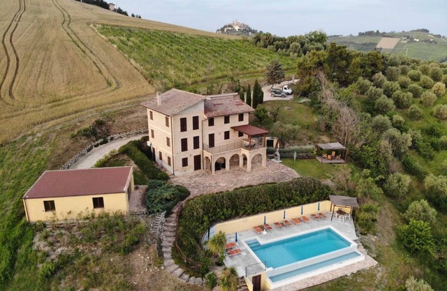 SALE PRICE FOR LOST BOOKING Luxury Villa for 10 Superb Infinity Pool and views