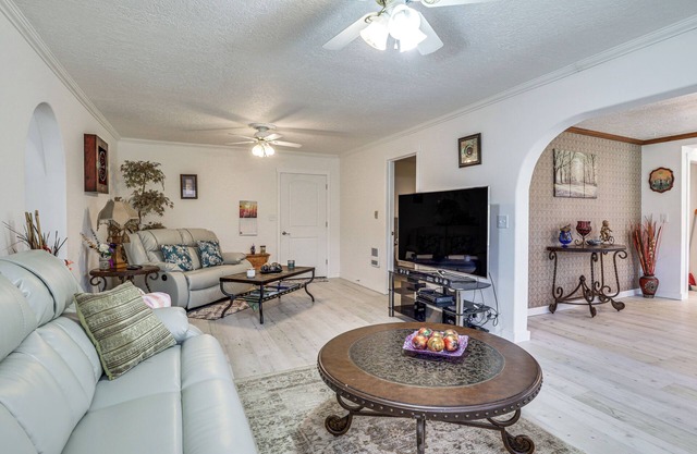 Salem Getaway w/Hot Tub Near Parks & Boating!