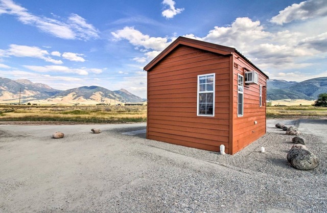 Salmonfly Cabin