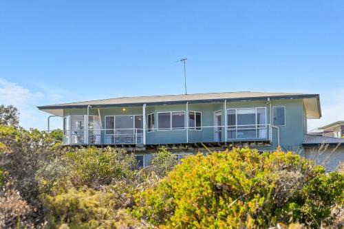 Salt & Peppermint - Beachfront Escape with Stunning Views