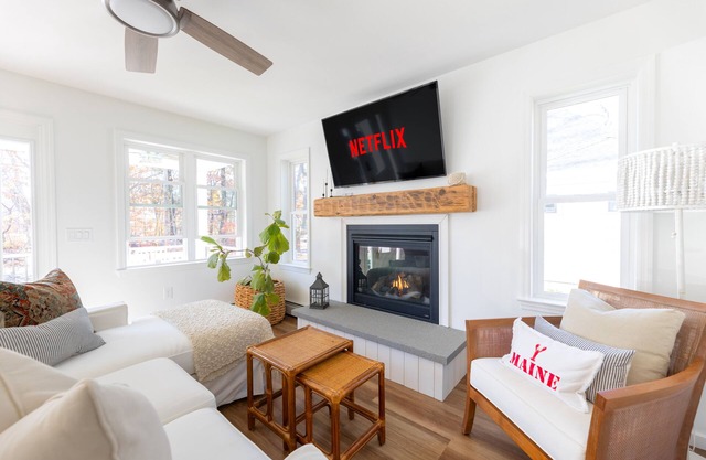 Salty Poynt: A BRAND NEW, Beautiful & Airy Beach Cottage
