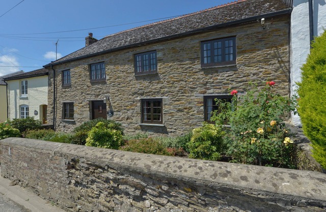 SAMUELS COTTAGE, pet friendly, country holiday cottage in Lanreath