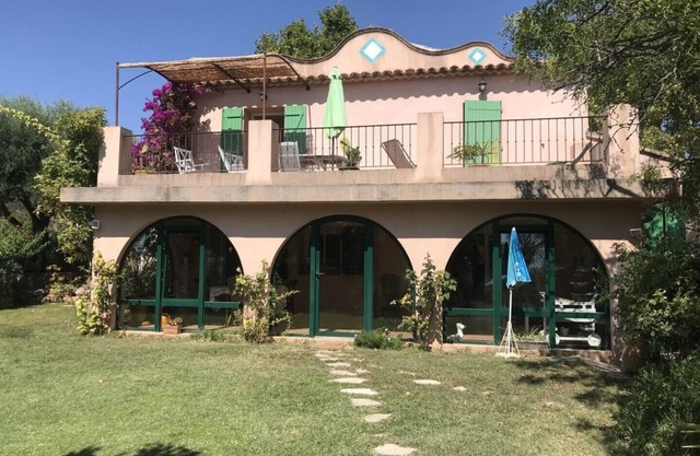 SANARY CHARMING COUNTRY HOUSE WITH GARDEN.SMALL DOGS ACCEPTED