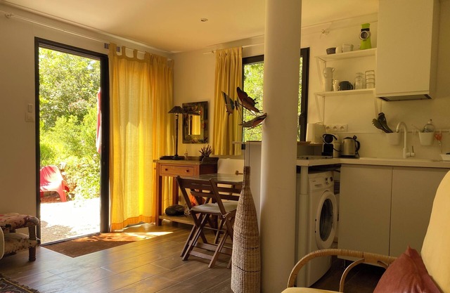 SANARY Everything on foot Charming 27m2 Quiet Garden level Terrace Parking