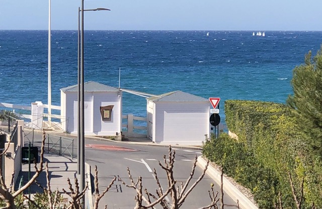 Sanary, exceptional sea view! In large new T2 villa 20 meters from the beach