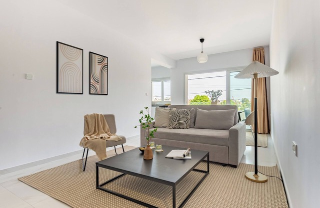 Sanders Cruise - Modern 2-Bdr Apt with Balcony