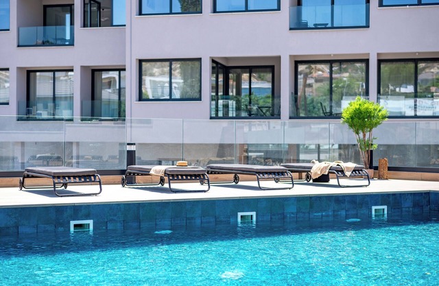 Sanders River Plaza - Cool 2-Bdr Apt with Balcony