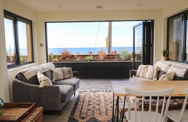 SANDPIPER CHALET, with a garden in Eype