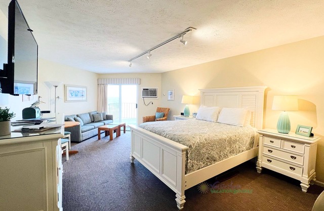 Sandy Beach! Pool, air conditioning. Traverse City studio condo on the Bay
