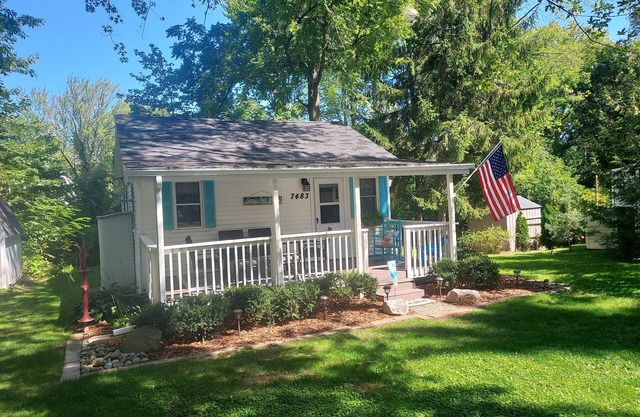 Sandy beach retreat! 500 ft to beach! 3 miles to the quaint village of Lexington