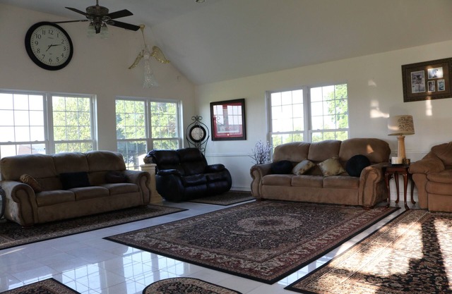 Sandy Beaches-Lake Accessn6000 sq. ft. -Sleeps 25 n9 bedrooms, 4 bathrooms