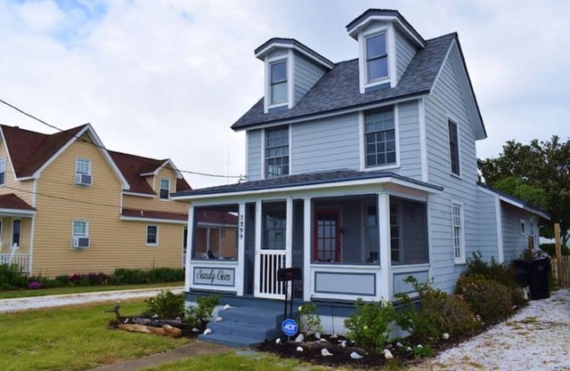 Sandy Gem- Waterfront Cottage w/Sunset Views & Private Dock