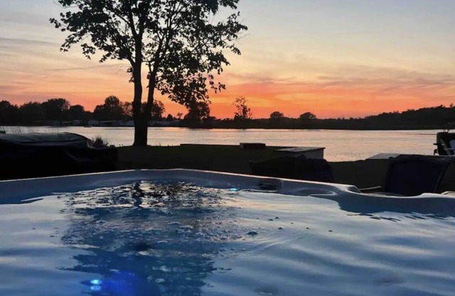 Sandy Pond Waterfront W/Hot Tub, on Golf Course!