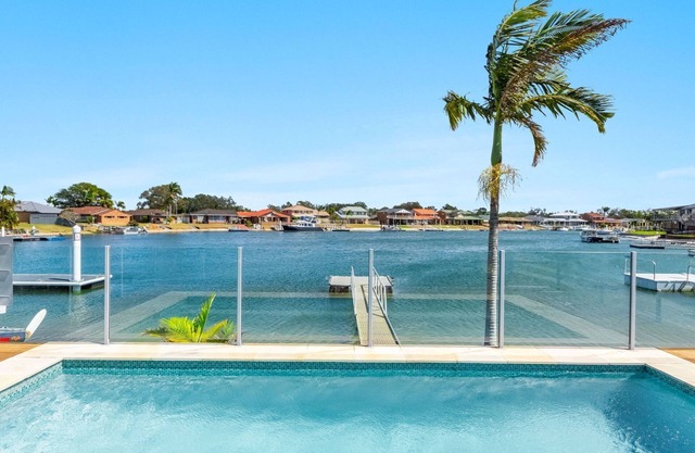 Sandy Shores | Absolute Waterfront with swimming pool
