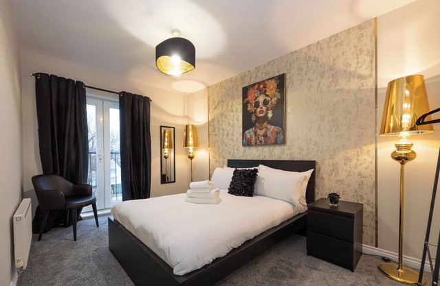 SandyCroft- Free Secure Parking, close to tram stop and close to the Airport