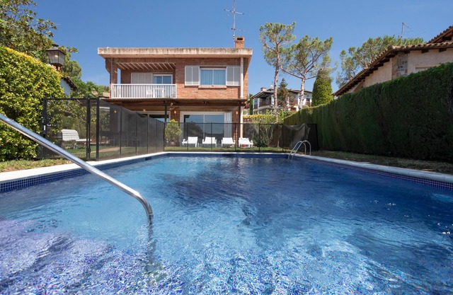 SANT MATEU House for 8 with garden and private pool, barbecue