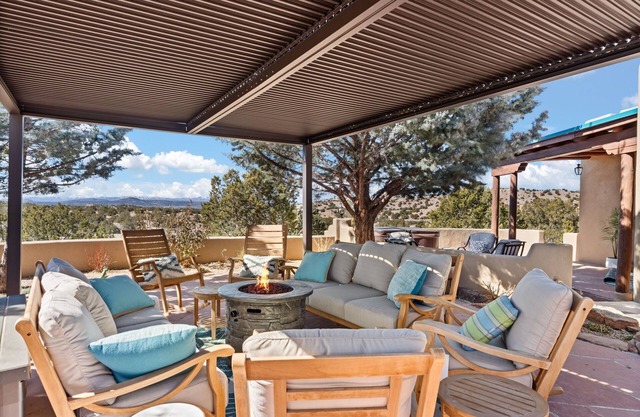 Santa Fe Luxury | Hot Tub, Views , Fire Pit | Close to Plaza | Monthly Rates