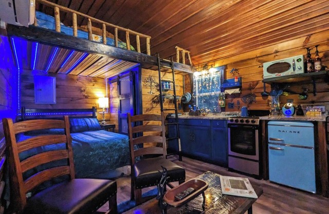 Sapphire Springs Cabin, unique, blue + water themed, above Rockcastle River KY!