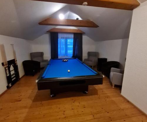 Sarahs Village Apartment - Billiard und Kamingeflüster