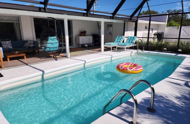 SARASOTA Heated Pool - Pet Friendly - Garage w/EV Charger - Close to Beaches!
