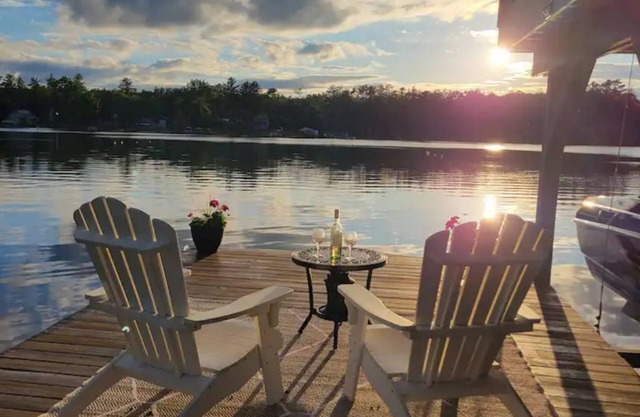 Saratoga County Track Rental, 6 bedroom lake house with indoor pool & hot tub