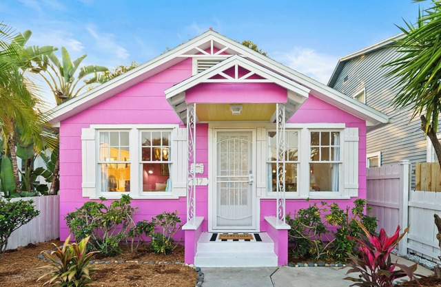 Sauna; Bar; Beach; Walk Downtown; Courtyard; Artsy; Family and Pet Friendly
