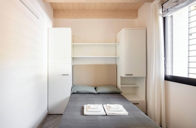 Savonarola Square 13