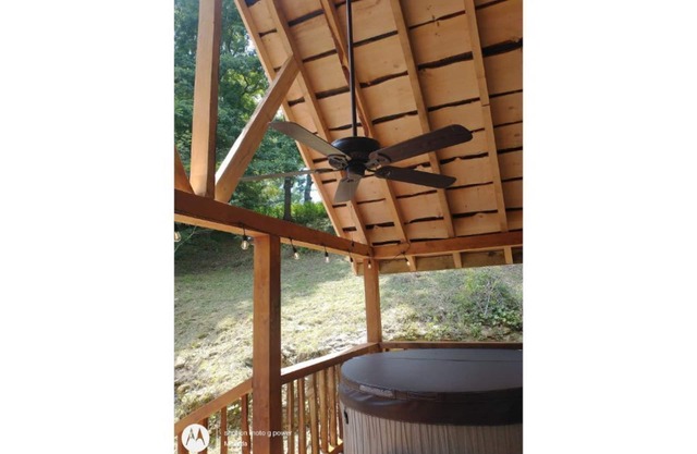 Sawmill Retreat located near Summersville Lake/Gauley River with hot tub