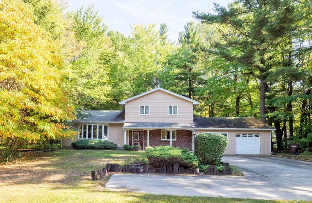SAWYER ND games, fall colors, 4 bedroom, close to many breweries-wineries-beach!