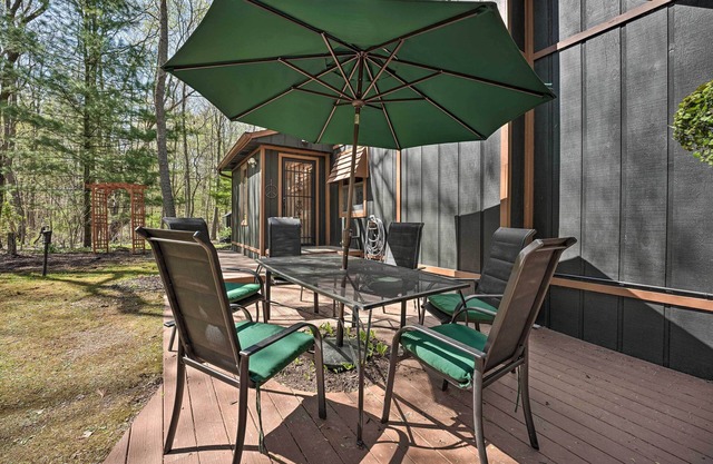 Sawyer Retreat w/Fire Pit < 2 Mi to Beaches!