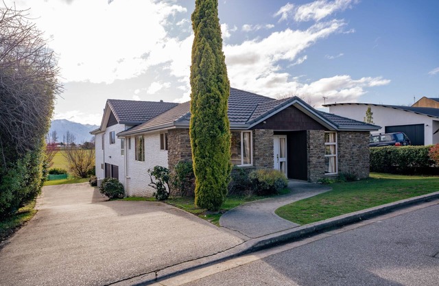 Scaife Place Lodge - Wanaka Holiday Home