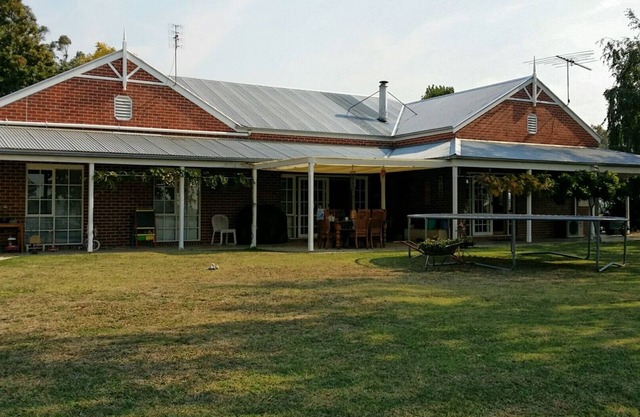 SCARLET OAK HOMESTEAD RURAL RETREAT ACCOMMODATION