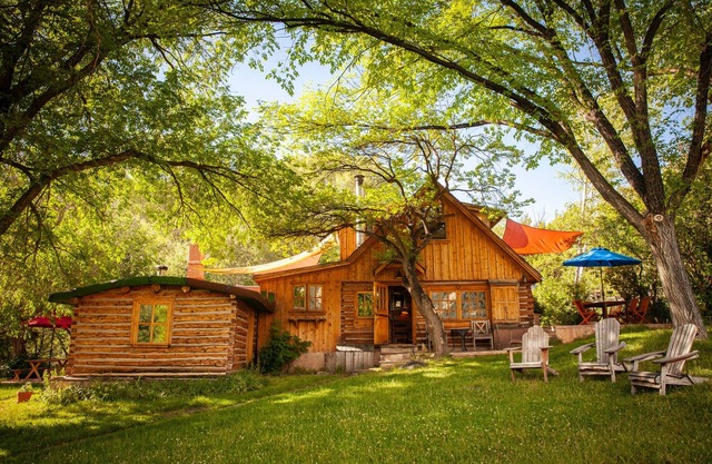 Scenic Creekside Pet Friendly Ranch House with 5 Cabins and Sauna.