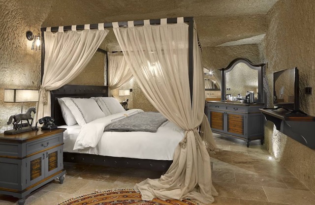 Scenic Garden Cave Suite with Lush Surroundings | Free Parking w/Outdoor Pool