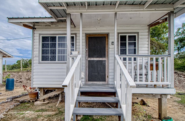 Scenic hilltop studio with shared plunge pool, kitchenette, AC, & WiFi