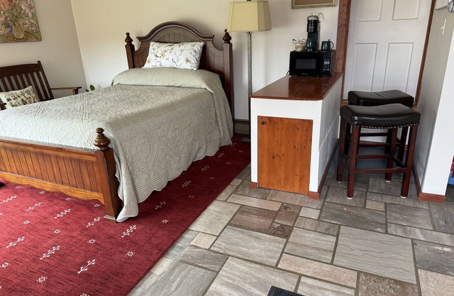 SCENIC ONE BEDROOM ROOM W/PRIVATE ENTRANCE/BATH & Seasonal POOL!