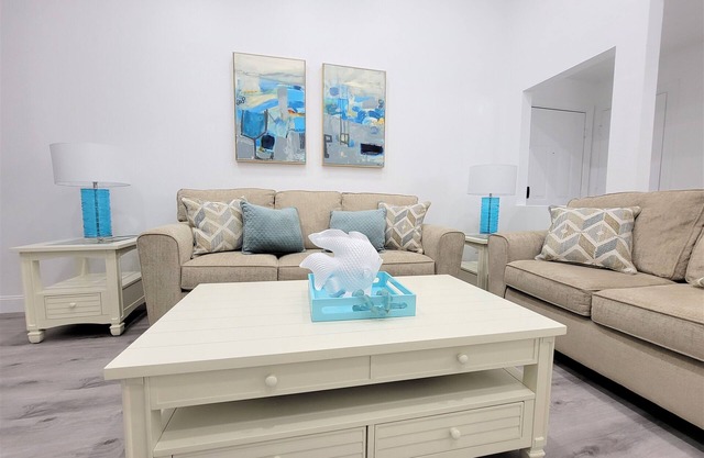 ★ SCENIC POOLSIDE❤ tastefully decorated and minutes away from Clearwater Beach