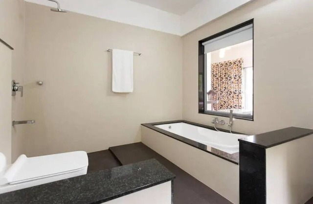 Sceva's Garden Home - King Bed and Mountain View!n