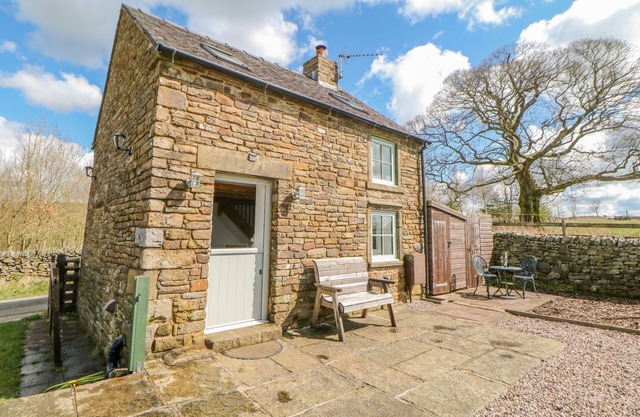 SCHOOL HOUSE COTTAGE, pet friendly, with open fire in Longnor