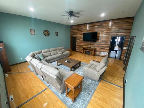 School House Inn, 10 Bed, 4 Bath, Sleeps 18, Game Room, Jetted Tub