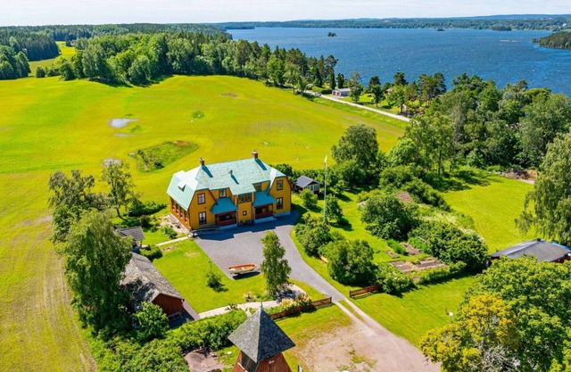 School on the lake: 215m² - 5 bedrooms. - 2 bathrooms