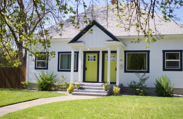 Schoolhouse Extended Stay - 421 E Cherry
