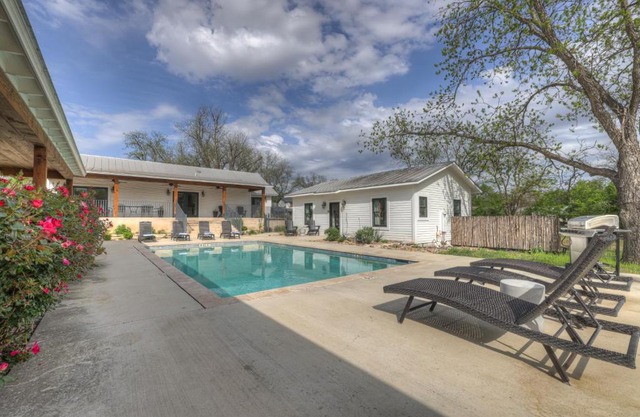 Schubert Inn Suite A with Pool-Grill - 2Blks to Main