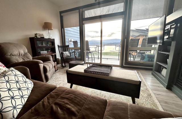 Scotch on the Rocks - Waterfront - Shuswap Vacations and Sledding Accommodation
